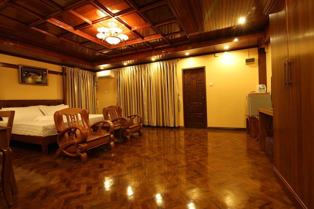 Hundred Moon Hotel ย่างกุ้ง ภายนอก รูปภาพ