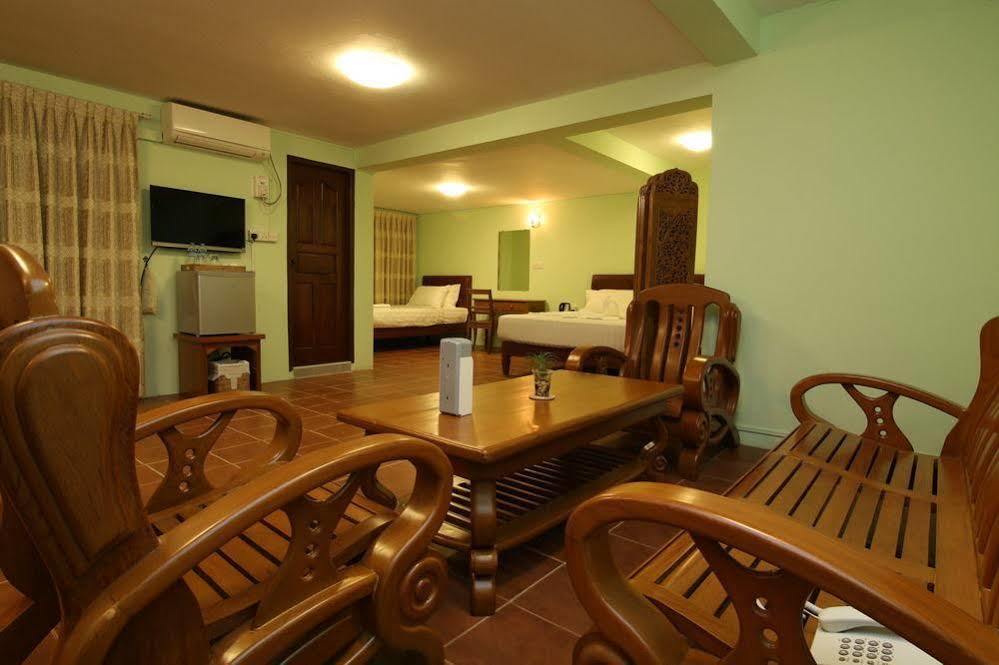 Hundred Moon Hotel ย่างกุ้ง ภายนอก รูปภาพ